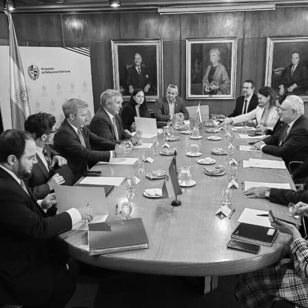 Autoridades intervienen para evitar la instalación de la refinería en el río Uruguay