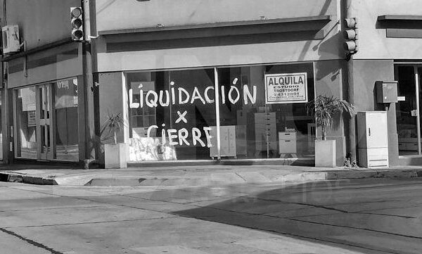 Comercio en liquidación: un cierre por cuadra