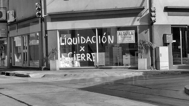 Comercio en liquidación: un cierre por cuadra