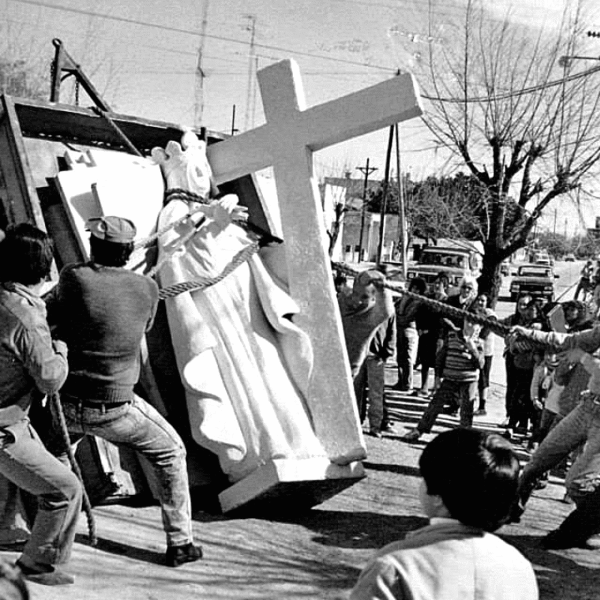 Una estatua en el frente, una comunidad solidaria en obra