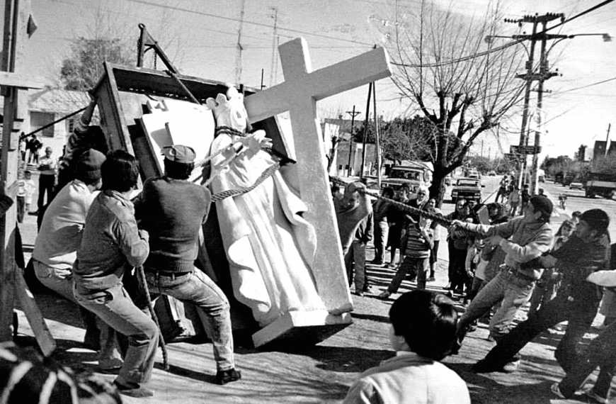 Una estatua en el frente, una comunidad solidaria en obra
